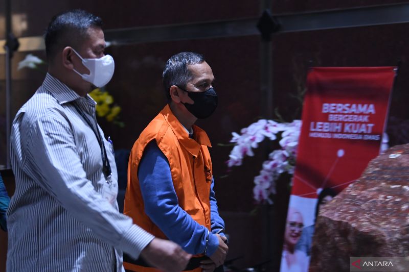 Petugas KPK membawa Rektor Universitas Lampung (Unila) Karomani (kedua kiri) selaku tersangka untuk dihadirkan dalam konferensi pers hasil kegiatan tangkap tangan di Gedung Merah Putih KPK, Jakarta, Minggu (21/8/2022). ANTARA FOTO/Sigid Kurniawan/aww.
