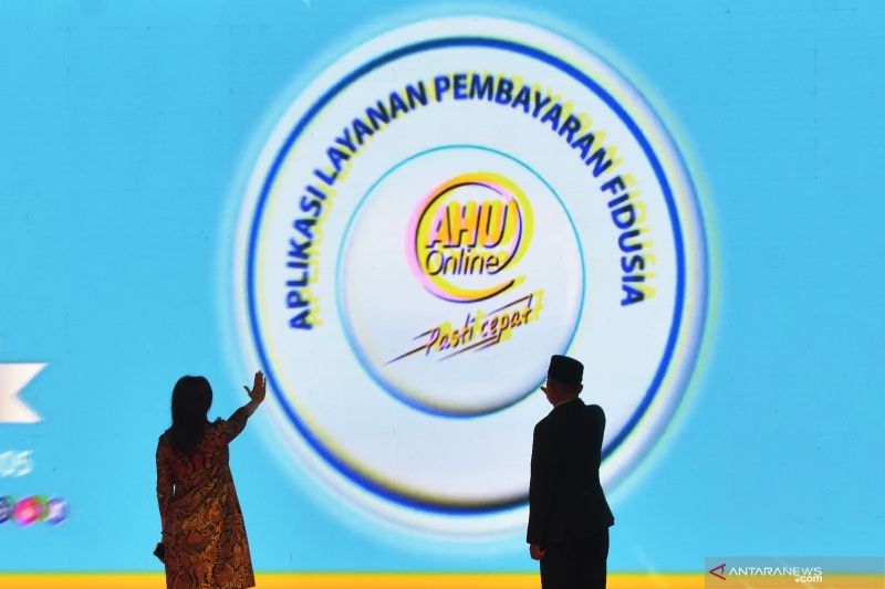 Ilustrasi - Wakil Direktur Utama Bank Mandiri Alexandra Askandar (kiri) bersama Dirjen Administrasi Hukum Umum (AHU) Kemenkumham Cahyo Rahadian Muzhar (kanan) saat peresmian Aplikasi Layanan Pembayaran Fidusia Online di Nusa Dua, Badung, Bali, Kamis (10-6