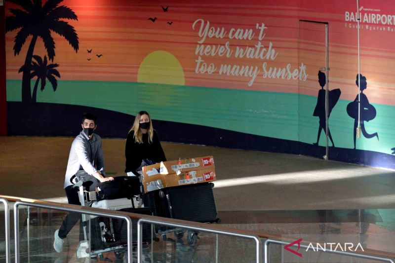 Dokumentasi penumpang pesawat maskapai penerbangan Singapore Airlines nomor penerbangan SQ938 dari Singapura tiba di Bandara Internasional I Gusti Ngurah Rai, Badung, Bali, Rabu (16/2/2022). Bali kembali melayani penerbangan reguler perdana rute Singapura