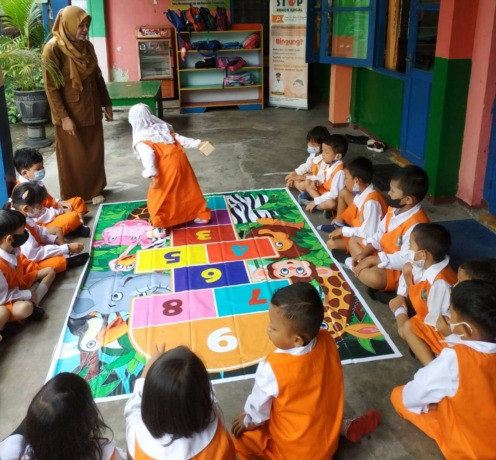 DOLANAN: Anak didik TK YWKA Kota Mojokerto memainkan permainan tradisional di halaman sekolah.
