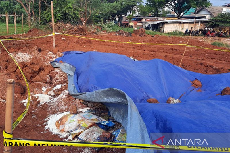 Beras yang dikubur di Depok, Jawa Barat sebanyak 3.4 ton. ANTARA/Feru Lantara/am.