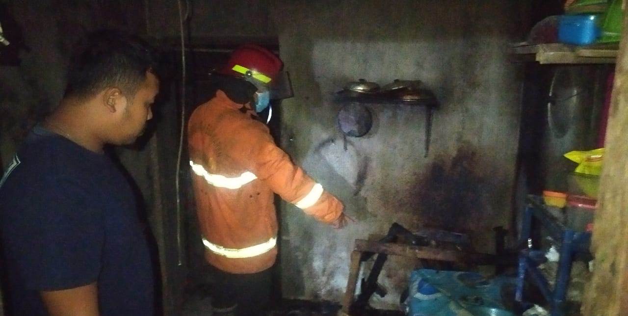 GOSONG: Petugas Damkar BPBD Kabupaten Mojokerto melakukan pembasahan lokasi kebakaran di rumah di Dusun Kademangan, Desa/Kecamatan Dlanggu, Rabu (17/8) malam.