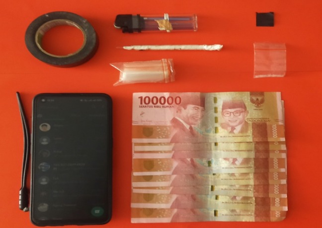 DIAMANKAN: Sejumlah barang bukti disita Polsek Dawarblandong dari tangan dua tersangka peredaran narkoba.