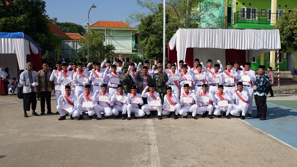 SEMANGAT: Petugas upacara Pondok Pesantren Islamic Center eLKISI bersama pengasuh dan pelatih.