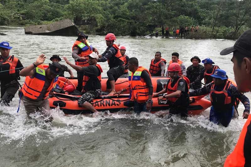Tim SAR mengevakuasi jenazah santri yang terseret arus sungai di Aceh Besar, Jumat (26/8/2022). ANTARA/HO/Humas Basarnas Banda Aceh