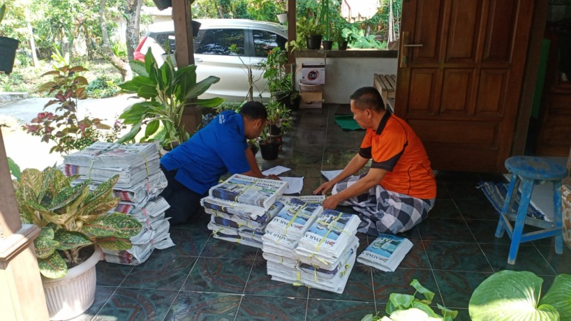 TERSALURKAN: Tim Jawa Pos Radar Mojokerto mengantarkan koran untuk media lomba kolase ke pengurus kecamatan.