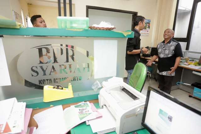 MACET: Suasana kantor BPRS Kota Mojokerto, kemarin. (Sofan Kurniawan/ Jawa Pos Radar Mojokerto)