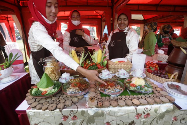 KULINER KHAS: Salah satu stan peserta pameran makanan khas menunjukkan nasi jagung dan sambel wader yang mana menjadi kuliner yang identik dengan Kabupaten Mojokerto. (Sofan Kurniawan/Jawa Pos Radar Mojokerto)