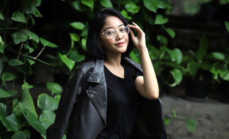 Salah seorang model menggunakan outfit cewek mamba.