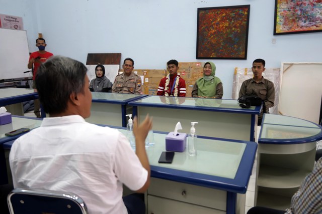 GEMILANG: Tegar berkunjung ke kantor JPRM didampingi guru dan orang tuanya. Kedatangannya disambut dengan apresiasi dari Direktur JPRM, kemarin.
