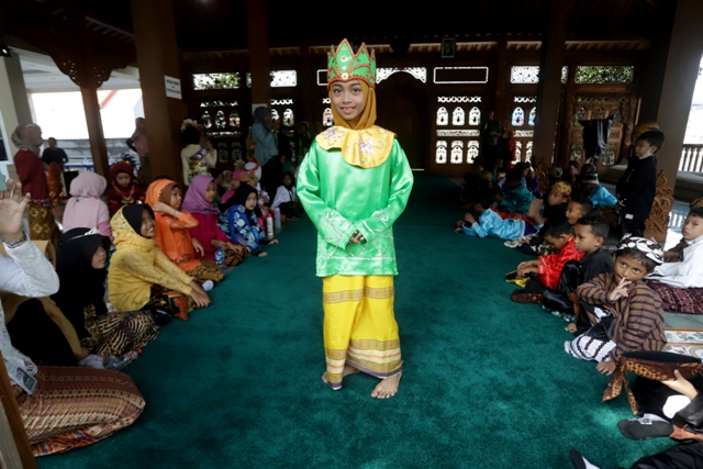 CANTIK: Siswa kelas 4 Asy-Syarif Sarasvati Sai Jaganmata menjadi peserta lomba fashion show. (sofyan)