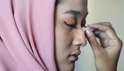 LENTIK: Sulam bulu mata menjadi salah satu tren perawatan kecantikan yang diminati oleh kaum hawa saat ini.
