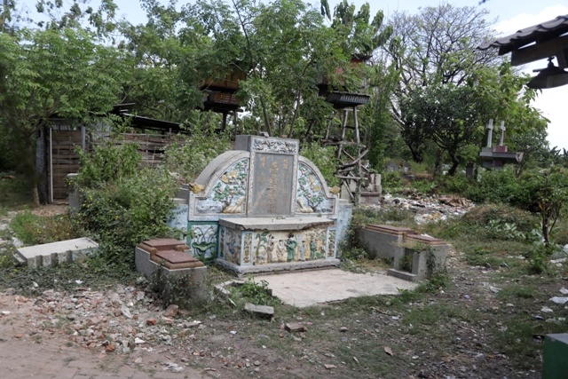 UNIK: Rumah warga di Lingkungan Balongrawe berdiri di antara nisan makam cina. Kampung tersebut berada di area permakaman khusus Tionghoa tersebut.