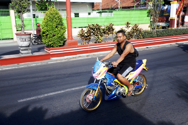GENTHO: Pengendara motor tak berhelm melintas di Jalan Gajah Mada, Kota Mojokerto, kemarin. Kepolisian mengimbau masyarakat mematuhi aturan lalu lintas. (Sofan Kurniawan/Jawa Pos Radar Mojokerto)