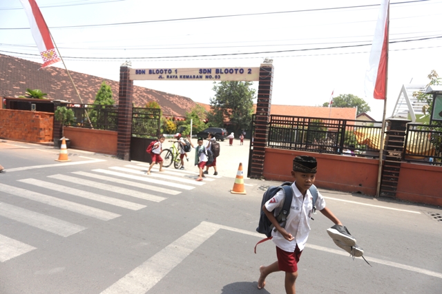 DIMERGER: Kawasan SDN Blooto 1 dan 2 yang berada dalam satu lingkungan. Sedianya, tahun depan kedua lembaga ini akan digabung menjadi satu. (Sofan Kurniawan/Jawa Pos Radar Mojokerto)