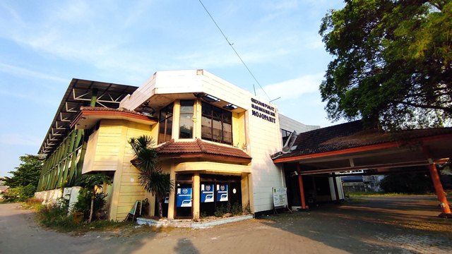 JALAN SEPARO: Kondisi GOR dan Seni Majapahit usai direhab tahap pertama tahun lalu. Proyek rehabilitasi kembali dilanjutkan tahun untuk persiapan Porprov VIII. (Farisma Romawan/Jawa Pos Radar Mojokerto)