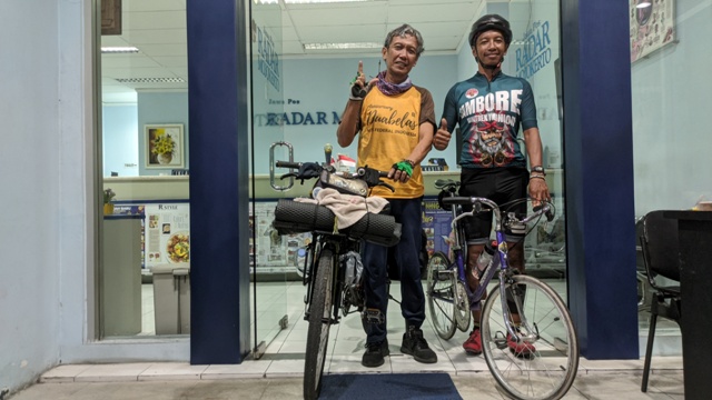 AKRAB: Fadholi dan Daeng Slamet saat singgah di kantor Jawa Pos Radar Mojokerto sebelum beristirahat usai menempuh perjalanan jauh dari Ponorogo dan Semarang.