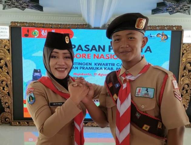 Anjaz Septian Ramadhani bersama Bupati Ikfina Fahmawati di Pendopo Pemkab Mojokerto.