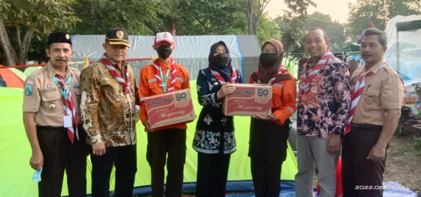PEDULI: Bupati Ikfina Fahmawati selaku Ketua Majelis Pembimbing Cabang Gerakan Pramuka Kabupaten Mojokerto menyempatkan diri mengunjungi Bumi Perkemahan Cibubur Jakarta.