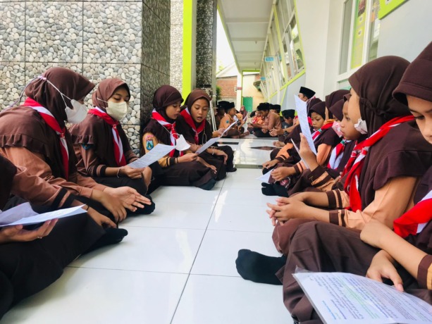 RELIGIUS: Siswa SD Mam’baul Ihsan mengikuti istighotsah.