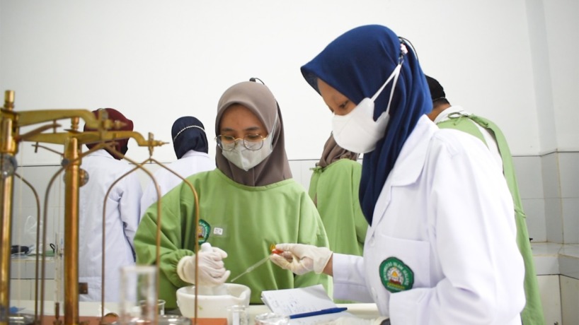 Mahasiswa Fakultas Kedokteran Unisma berada di fasilitas unggulan laboraturium.