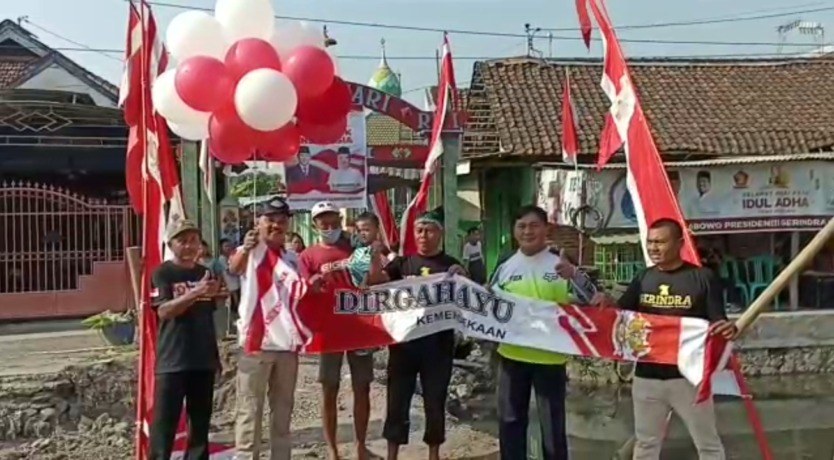 SEMARAK: Tim DPC Partai Gerindra dan warga lingkungan Kedungsari, Kelurahan Gunung Gedangan, Kecamatan Magersari membuka acara lomba mancing mania dengan pelepasan balon dalam rangka perayaan HUT Ke-77 RI, kemarin.
