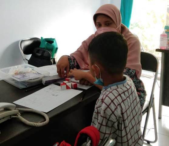 TUMBUH KEMBANG: Psikolog Klinis RSUD dr Wahidin Sudiro Husodo menangani salah satu pasien anak dalam sesi konseling.