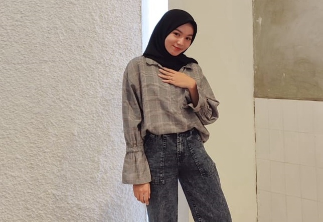 Salah satu model menggunakan outfit bergaya cewek bumi.