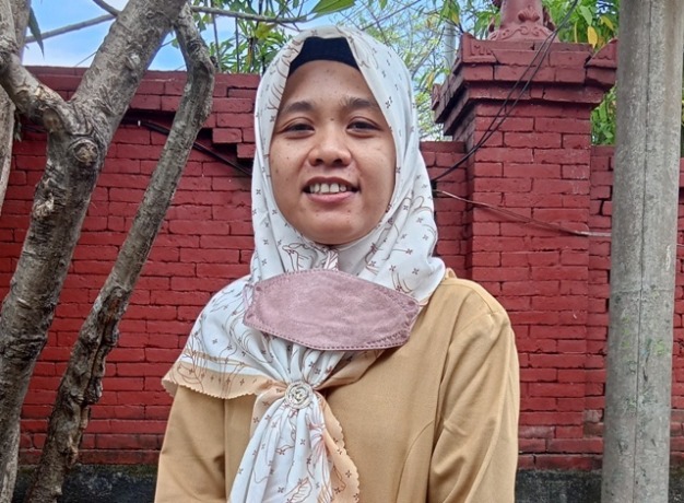 CERIA: Sri Widawati berpose bersama anak didiknya usai melaksanakan kegiatan senam bersama di SDN Jembul, Kecamatan Jatirejo.