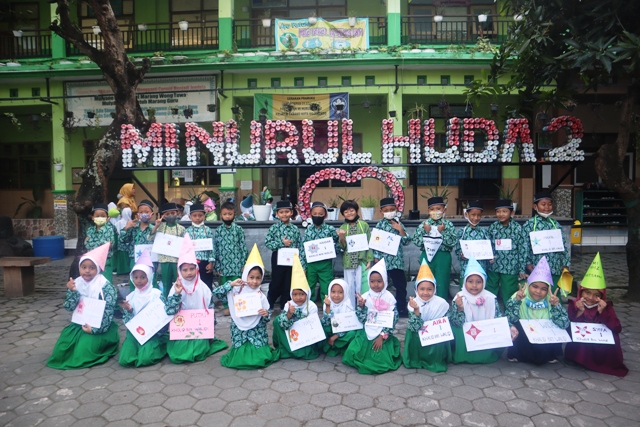 PAMER KARYA: Siswa baru MI Nurul Huda 2 menunjukkan hasil karya mewarnai mereka usai melaksanakan outing class di hari terakhir Matsama.