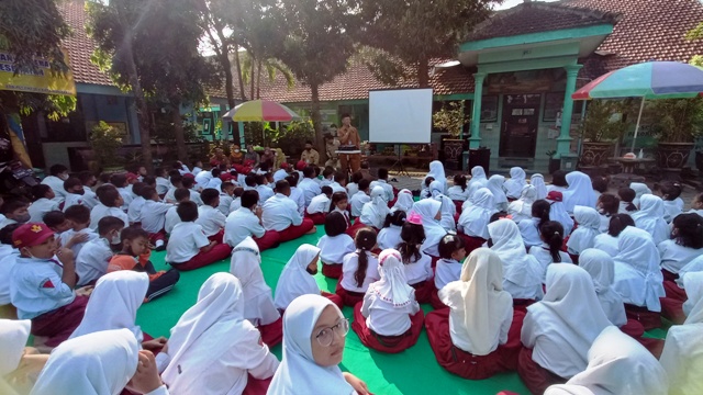 CAIR: Sejumlah siswa SDN Pulorejo 2 mendengarkan arahan guru saat pembelajaran di luar kelas. Tahun ini, ada ratusan siswa SD kota yang diwajibkan aktivasi rekening sebelum menerima dana PIP.