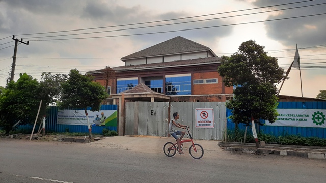 GEDUNG BARU: Proyek gedung DPRD Kota Mojokerto di Jalan Surodinawan, Kecamatan Prajurit Kulon yang kembali disentuh pekerjaan fisik lanjutan di tahun ini.