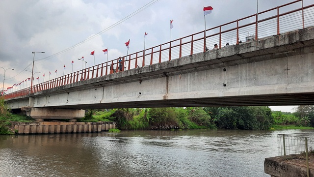 SUDAH DIGANTI: Gelagar beton yang tenggelam di Sungai Ngotok pasca insiden ambruknya girder Jembatan Rejoto pada tahun 2016 lalu dilakukan kajian untuk pengangkatan.