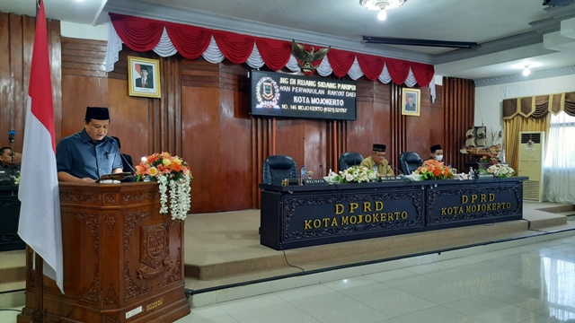 PAYUNG HUKUM: Ketua Bapemperda Kota Mojokerto Deny Novianto saat membacakan perubahan propemperda tahun 2022.