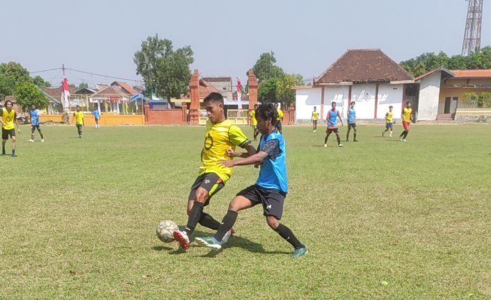BERPACU DENGAN WAKTU: Pemain Persem Mojokerto saat menjalani seleksi terbuka di lapangan Panggreman, Kelurahan/Kecamatan Kranggan, Sabtu (20/8).