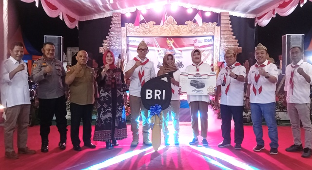 PROSES: Pimpinan wilayah BRI, Bustomi didampingi Wapinwil, Doddy Koesharsanto dan Pimpinan BRI Cabang Mojokerto, Mahmuddin.