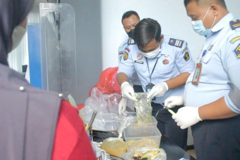 Petugas Lapas Pemuda Madiun memeriksa makanan soto ayam untuk menyelundupkan narkoba sabu-sabu. ANTARA/HO-Humas Kemenkumham Jatim