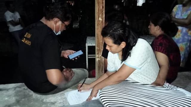 DISELIDIKI: Petugas Polsek Ngoro tengah melakukan olah TKP, Senin (15/8) dini hari.