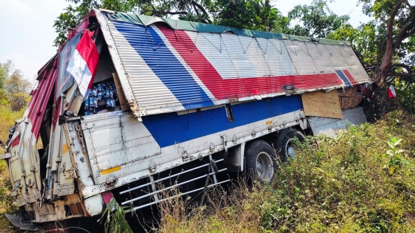 NYUNGSEP: Truk muatan popok dan pembalut rusak parah akibat terperosok ke dalam jurang sedalam lima meter dan menghantam pohon di sekitar kawasan NIP.