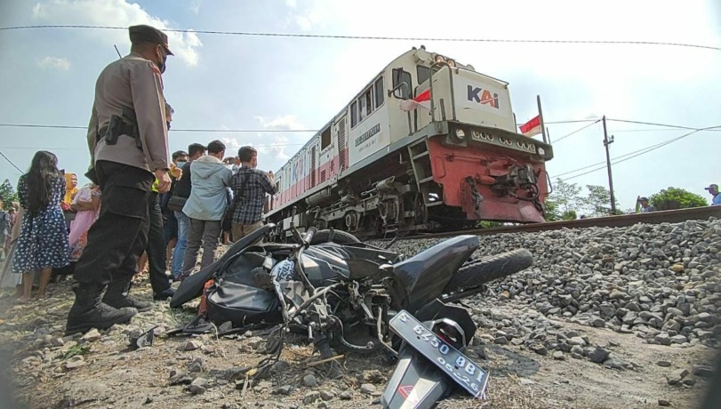 RUSAK PARAH: Motor yang dikendarai Sukiyati mengalami kerusakan parah setelah disambar KA Logawa, di perlintasan Dusun Wates Lor, Desa Balongwono, Kecamatan Trowulan, kemarin. (Martda Vadetya/Jawa Pos Radar Mojokerto)