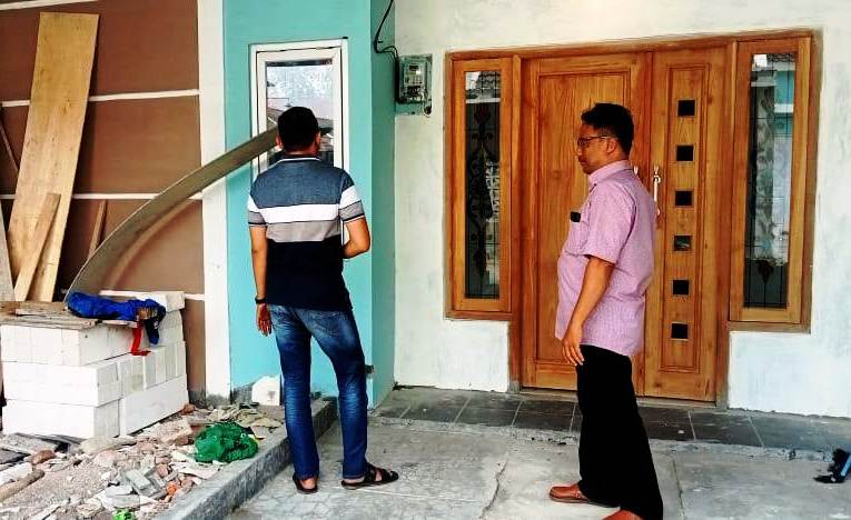 DISATRONI MALING: Petugas Polsek Puri tengah mengecek rumah korban pencurian di Perumahan Rezanna Garden 6, Dusun Kaliputih, Desa Kebonagung, Kecamatan Puri.