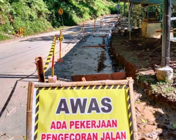 DIPERBAIKI: Jalan Raya Pacet-Trawas di Desa Cembor, Kecamatan Pacet, Kabupaten Mojokerto tengah dalam pengerjaan pelebaran jalan.