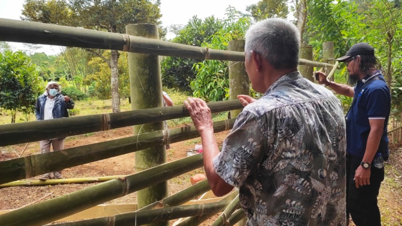 BERSITEGANG: Isman tengah mempertanyakan penutupan lahan miliknya di Dusun/Desa Duyung, Kecamatan Trawas, kemarin. (Martda Vadetya/ Jawa Pos Radar Mojokerto)