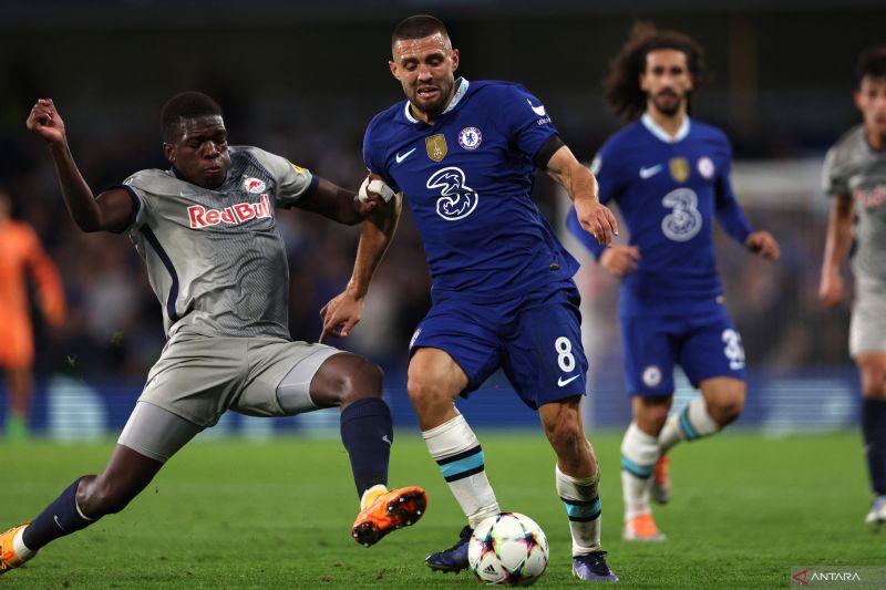 Gelandang Salzburg Lucas Gourna-Douath (kiri) saat berduel memperebutkan bola dengan pemain Chelsea Mateo Kovacic dalam pertandingan Grup E Liga Champions pada 15 September 2022. ANTARA/AFP/ADRIAN DENNIS