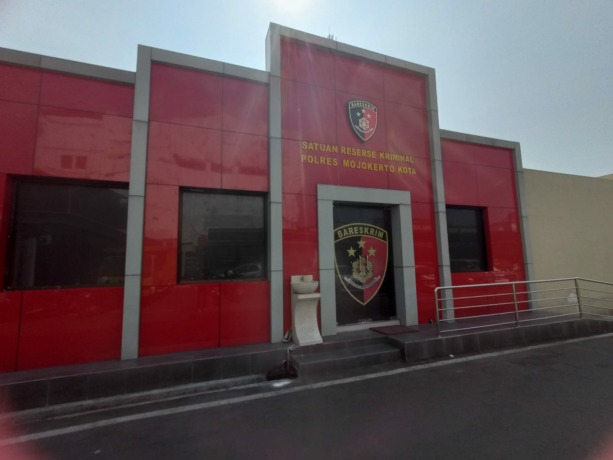 TEGAS: Satreskrim Polres Mojokerto Kota menangkap tersangka pemerkosaan. (Yulianto Adinug/Jawa Pos Radar Mojokerto)