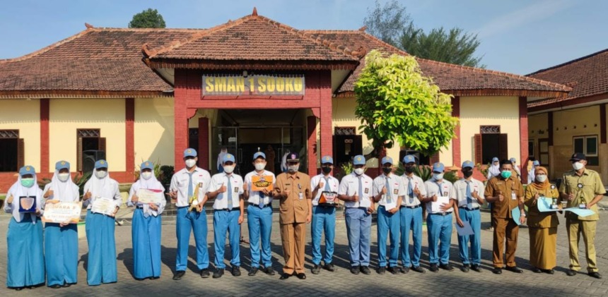 TERBANYAK: SMAN 1 Sooko meraih penghargaan dari Dinas Pendidikan Provinsi Jawa Timur sebagai sekolah terbanyak yang diterima di PTN di Mojokerto Raya. (Ahmad Basuni/Jawa Pos Radar Mojokerto)