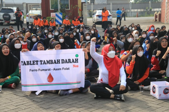 EDUKASI: Bupati Mojokerto Ikfina Fahmawati bersama seluruh siswi kelas X, XI, dan XII di halaman SMAN 1 Sooko, Jumat (9/9) pagi. (Ahmad Basuni/Jawa Pos Radar Mojokerto)