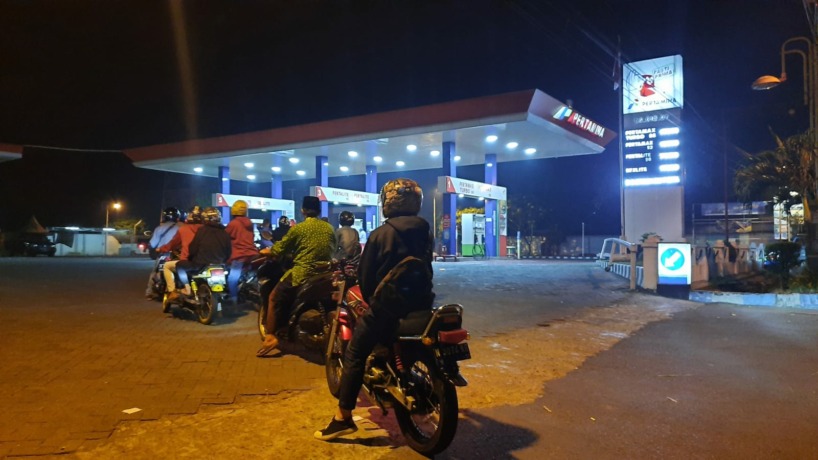 PANJANG: Antrean pengendara di jalur pengidian BBM jenis pertalite di SPBU Jalan Gajah Mada, Seduri, Mojosari, Rabu (31/8) malam. (Rizal Amrulloh/Jawa Pos Radar Mojokerto)