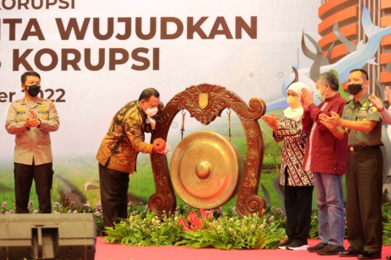 Ketua KPK RI Firli Bahuri (dua kiri) memukul gong dengan didampingi Kapolda Jatim Irjen Pol. Nico Afinta (kiri) dan Gubernur Khofifah Indar Parawansa (tiga kanan) saat membuka Sosialisasi dan Bimbingan teknis Desa Antikorupsi di Gedung Islamic Center Sura