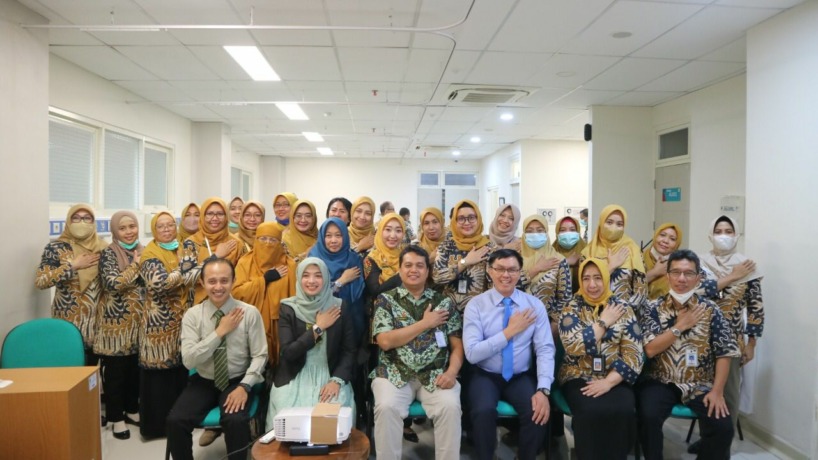 2.	SINERGI: Peserta pelatihan komunikasi efektif dalam pemberian edukasi pasien bersama narasumber. (Ahmad Basuni/Jawa Pos Radar Mojokerto)